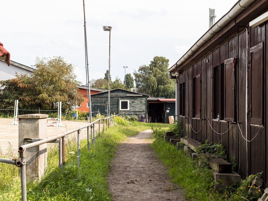 Der Weg am Vereinshaus entlang zum Reitplatz